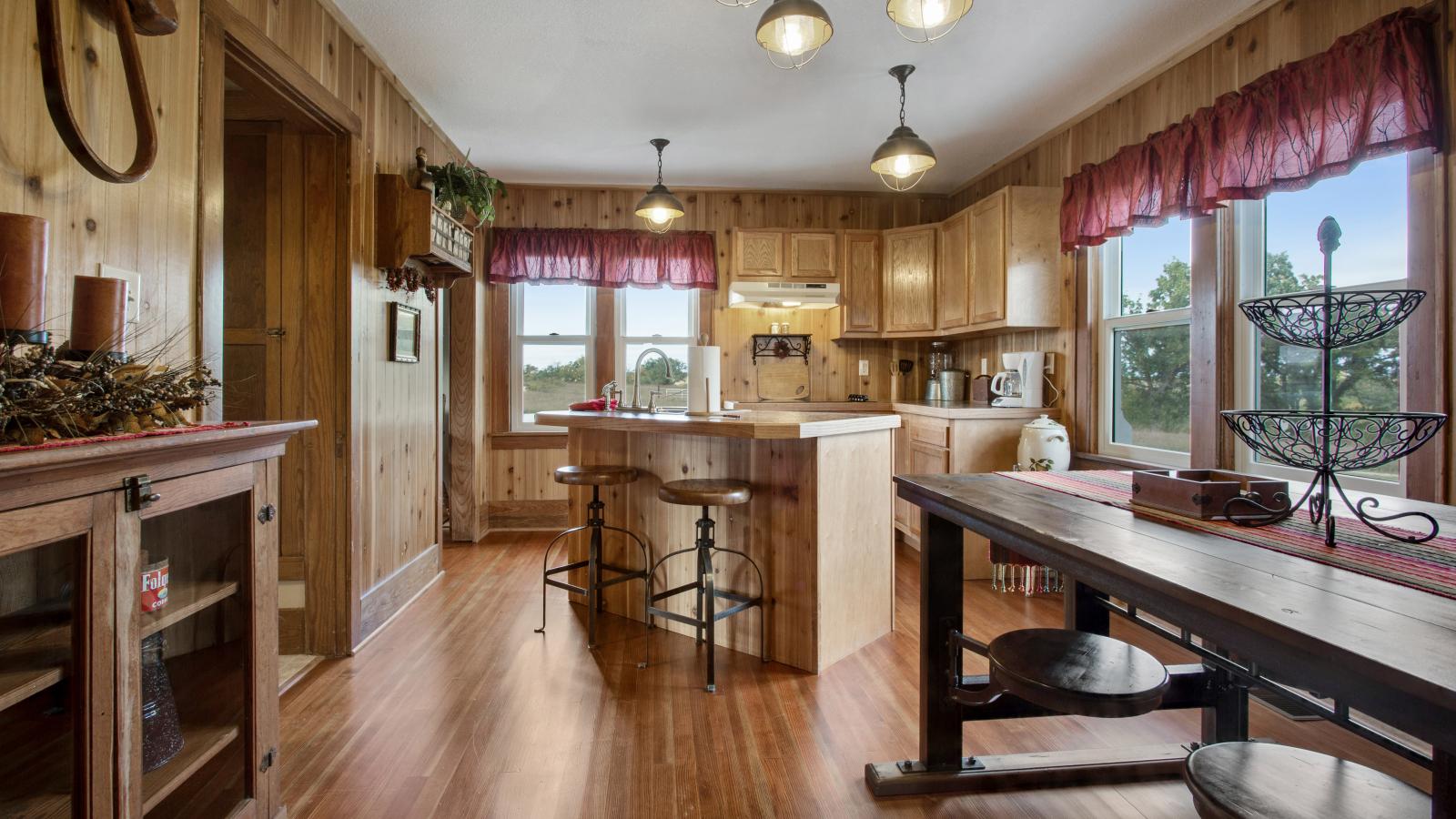 Kitchen & dining area